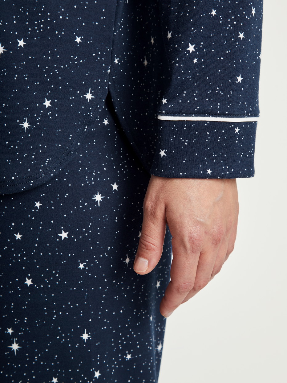 Le mannequin Femme porte le/la Pyjama boutonné sur toute la longueur en 100% coton de couleur Bleu, Motif, de la série Sweet Dreams de CALIDA, Détail