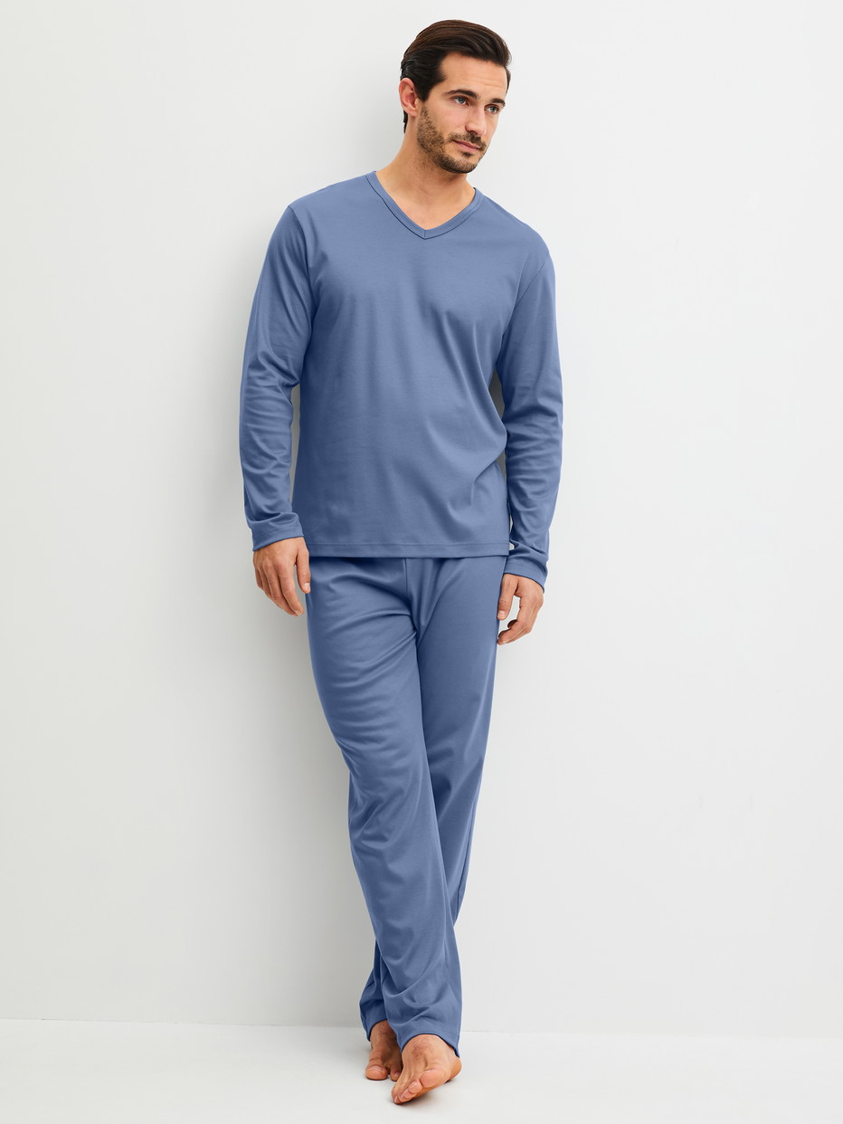 Herren-Model trägt Pyjama, lang aus 100% Baumwolle in Blau, Einfarbig aus Serie Relax Choice 1 von CALIDA, Vorderansicht
