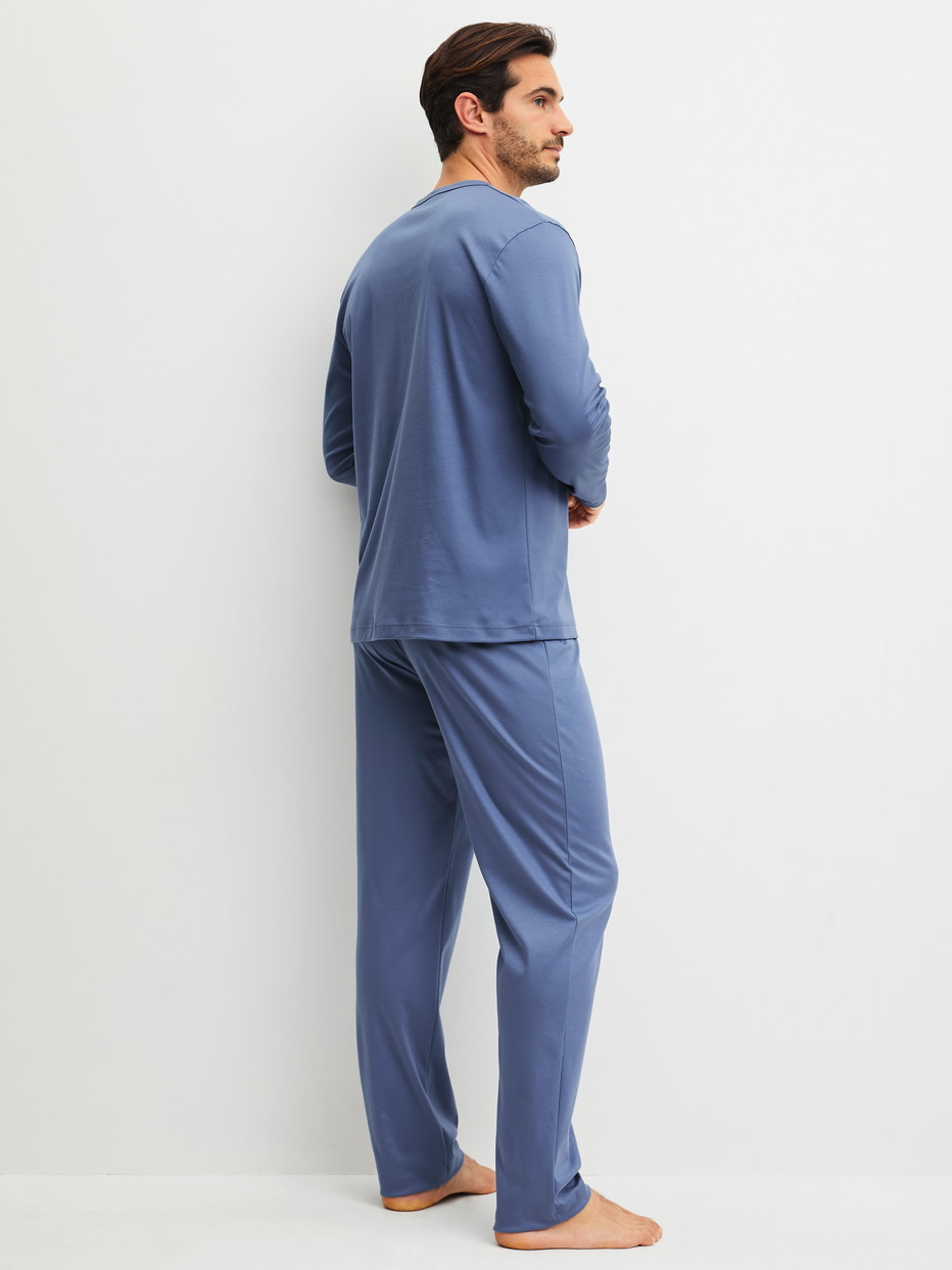 Herren-Model trägt Pyjama, lang aus 100% Baumwolle in Blau, Einfarbig aus Serie Relax Choice 1 von CALIDA, Rückansicht