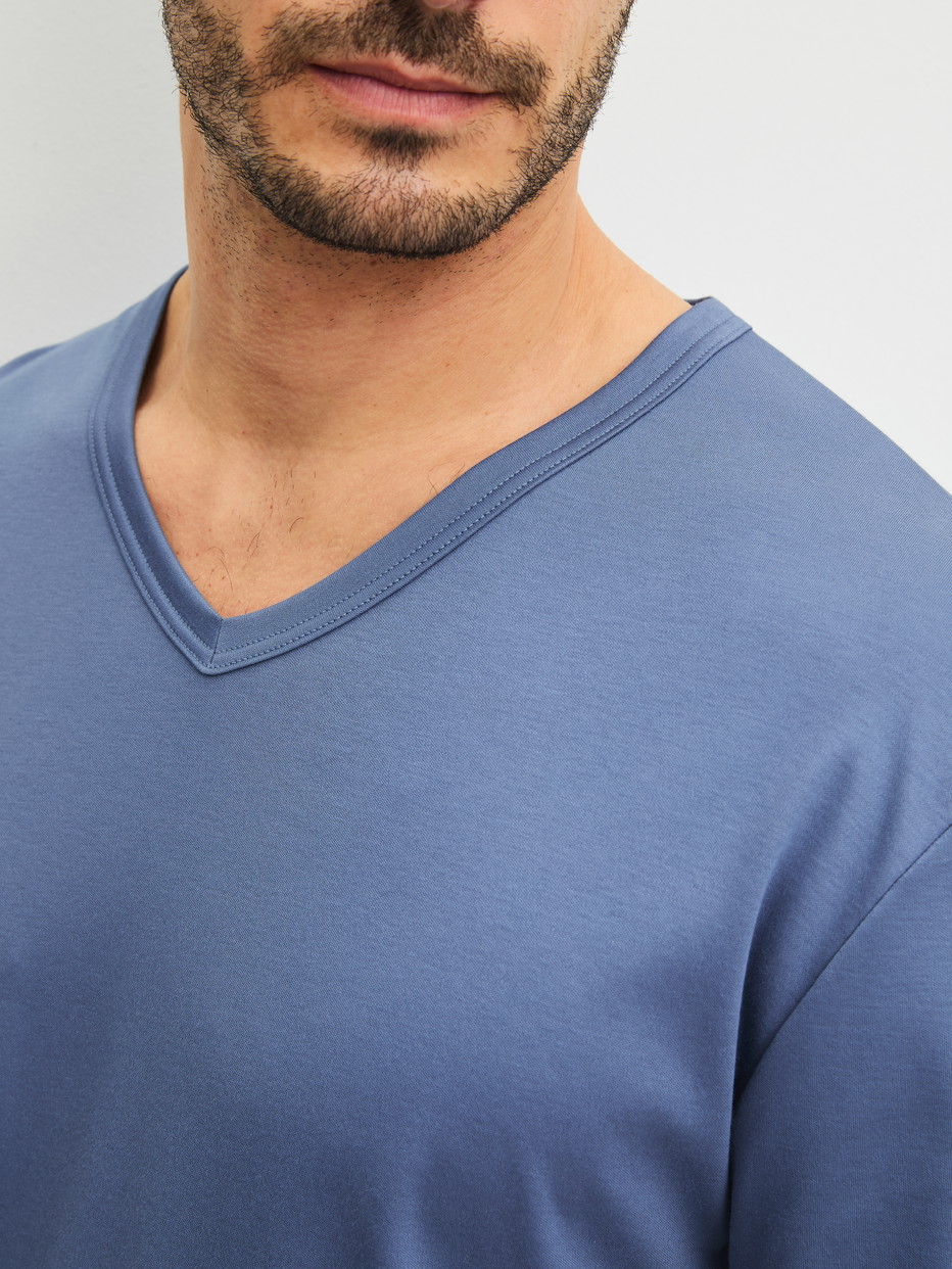 Herren-Model trägt Pyjama, lang aus 100% Baumwolle in Blau, Einfarbig aus Serie Relax Choice 1 von CALIDA, Detail