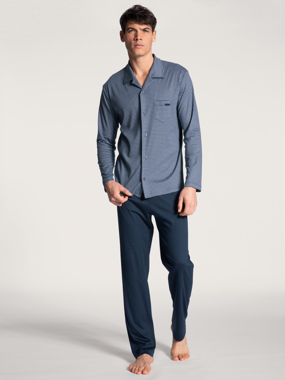 Herren-Model trägt Durchgeknöpfter Pyjama aus 100% Baumwolle in Blau, Kariert aus Serie Relax Choice von CALIDA, Vorderansicht