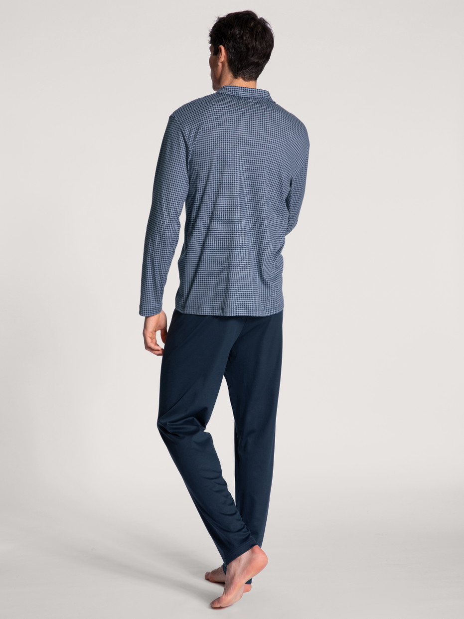 Herren-Model trägt Durchgeknöpfter Pyjama aus 100% Baumwolle in Blau, Kariert aus Serie Relax Choice von CALIDA, Rückansicht