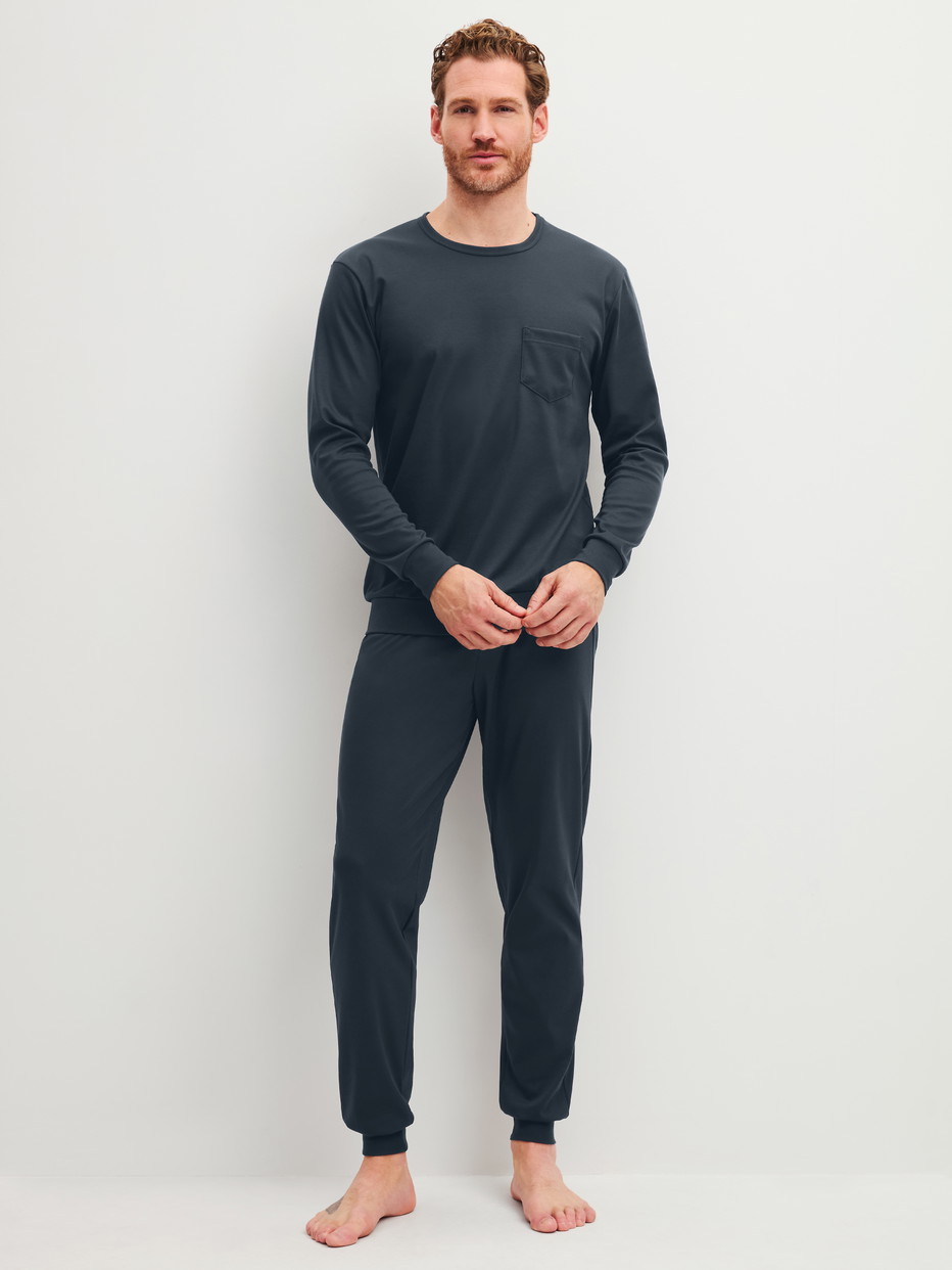 Herren-Model trägt Bündchen-Pyjama aus 100% Baumwolle in Blau, Einfarbig aus Serie Relax Cosy Vibes 3 von CALIDA, Vorderansicht