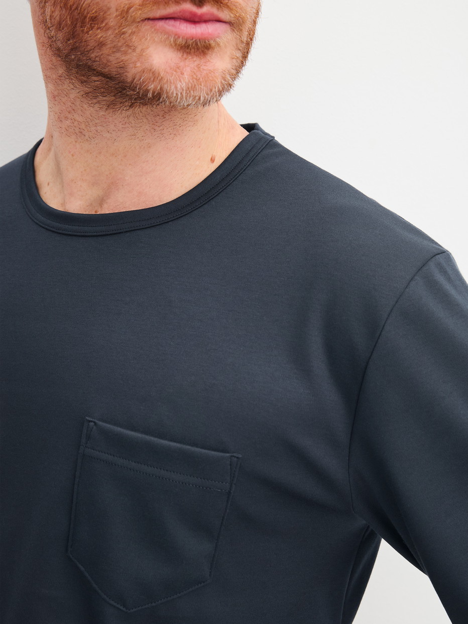 Herren-Model trägt Bündchen-Pyjama aus 100% Baumwolle in Blau, Einfarbig aus Serie Relax Cosy Vibes 3 von CALIDA, Detail