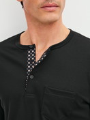 La modella / Il modello Uomo indossa  in 100% cotone di colore Nero, Modello, della serie Relax Cosy Vibes 4 di CALIDA, Dettaglio