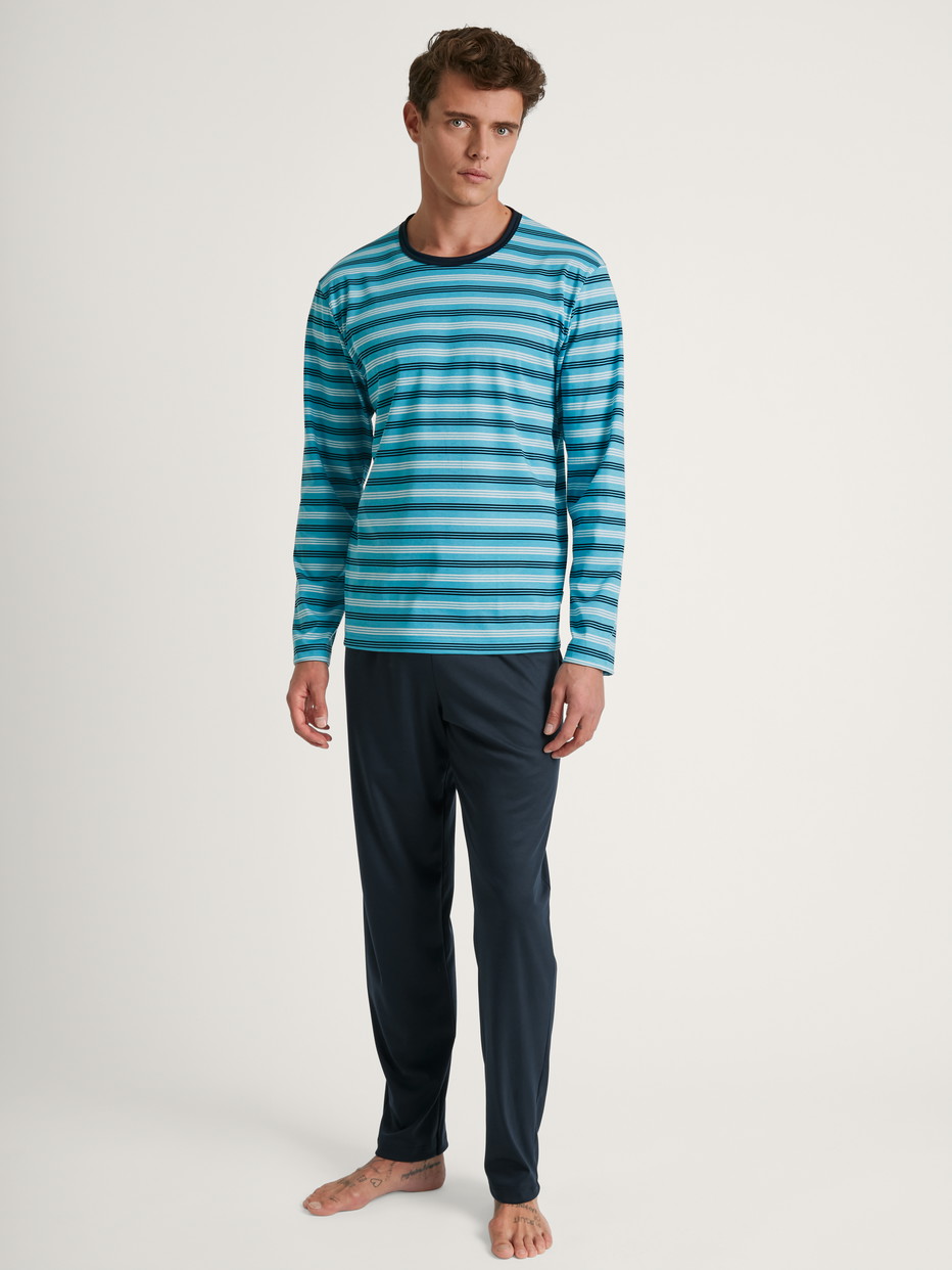 Herren-Model trägt Pyjama, lang aus 100% Baumwolle in Türkis, Gestreift aus Serie Relax Enjoy von CALIDA, Vorderansicht