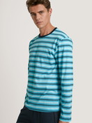 Herren-Model trägt Pyjama, lang aus 100% Baumwolle in Türkis, Gestreift aus Serie Relax Enjoy von CALIDA