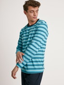 Herren-Model trägt Pyjama, lang aus 100% Baumwolle in Türkis, Gestreift aus Serie Relax Enjoy von CALIDA