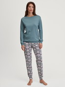 Le mannequin Femme porte le/la Pyjama avec bords élastiques en 100% coton de couleur Bleu, À motifs, de la série Autumn Dreams de CALIDA, Vue de face