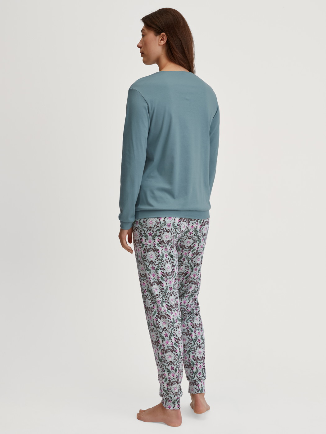 Le mannequin Femme porte le/la Pyjama avec bords élastiques en 100% coton de couleur Bleu, À motifs, de la série Autumn Dreams de CALIDA, Vue arrière