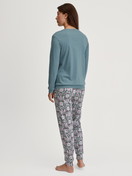 Le mannequin Femme porte le/la Pyjama avec bords élastiques en 100% coton de couleur Bleu, À motifs, de la série Autumn Dreams de CALIDA, Vue arrière