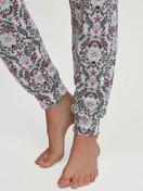 Le mannequin Femme porte le/la Pyjama avec bords élastiques en 100% coton de couleur Bleu, À motifs, de la série Autumn Dreams de CALIDA, Détail