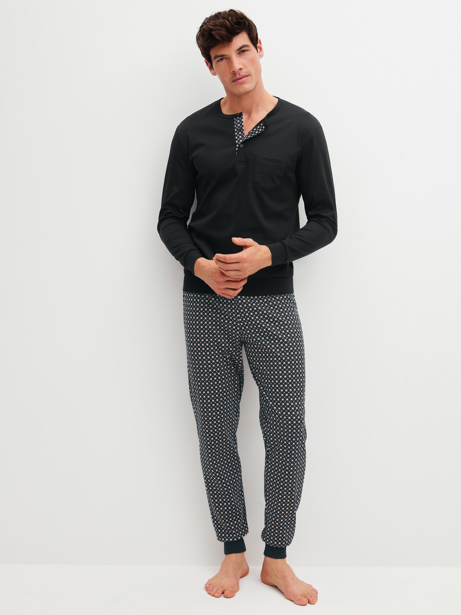 Men model is wearing  made of 100% Cotton in Black, Patterned from the Relax Cosy Vibes 4 series by CALIDA, Front view