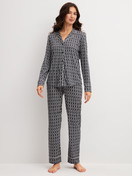 Damen-Model trägt Pyjama mit Knöpfen aus TENCEL™ Modal und Seide aus Modal in Beige, Gemustert aus Serie Moonlight Dreams von CALIDA, Vorderansicht