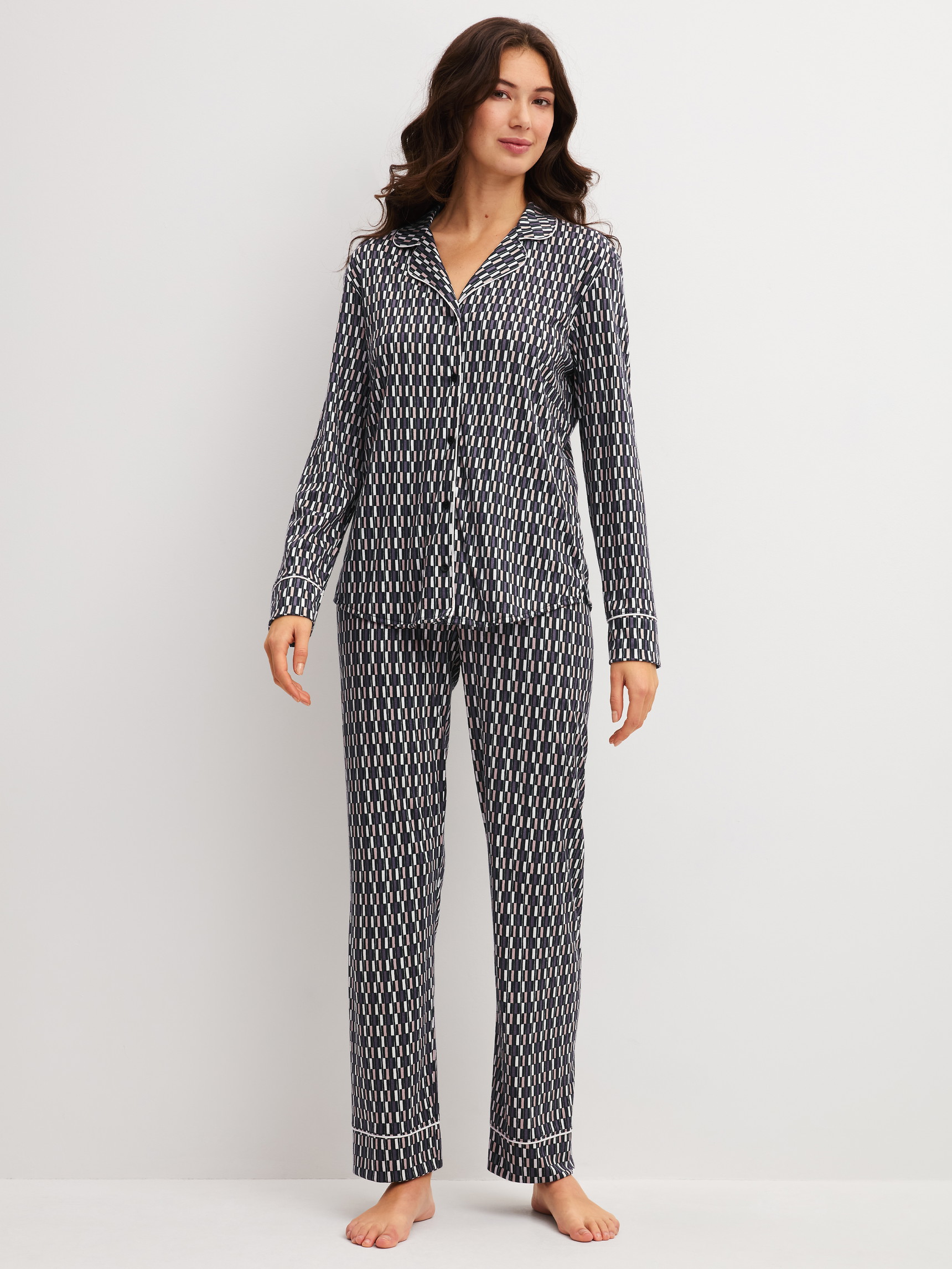 Damen-Model trägt Pyjama mit Knöpfen aus TENCEL™ Modal und Seide aus Modal in Beige, Gemustert aus Serie Moonlight Dreams von CALIDA, Vorderansicht