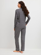 Damen-Model trägt Pyjama mit Knöpfen aus TENCEL™ Modal und Seide aus Modal in Beige, Gemustert aus Serie Moonlight Dreams von CALIDA, Rückansicht