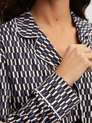 Damen-Model trägt Pyjama mit Knöpfen aus TENCEL™ Modal und Seide aus Modal in Beige, Gemustert aus Serie Moonlight Dreams von CALIDA, Detail