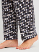 Damen-Model trägt Pyjama mit Knöpfen aus TENCEL™ Modal und Seide aus Modal in Beige, Gemustert aus Serie Moonlight Dreams von CALIDA, Detail
