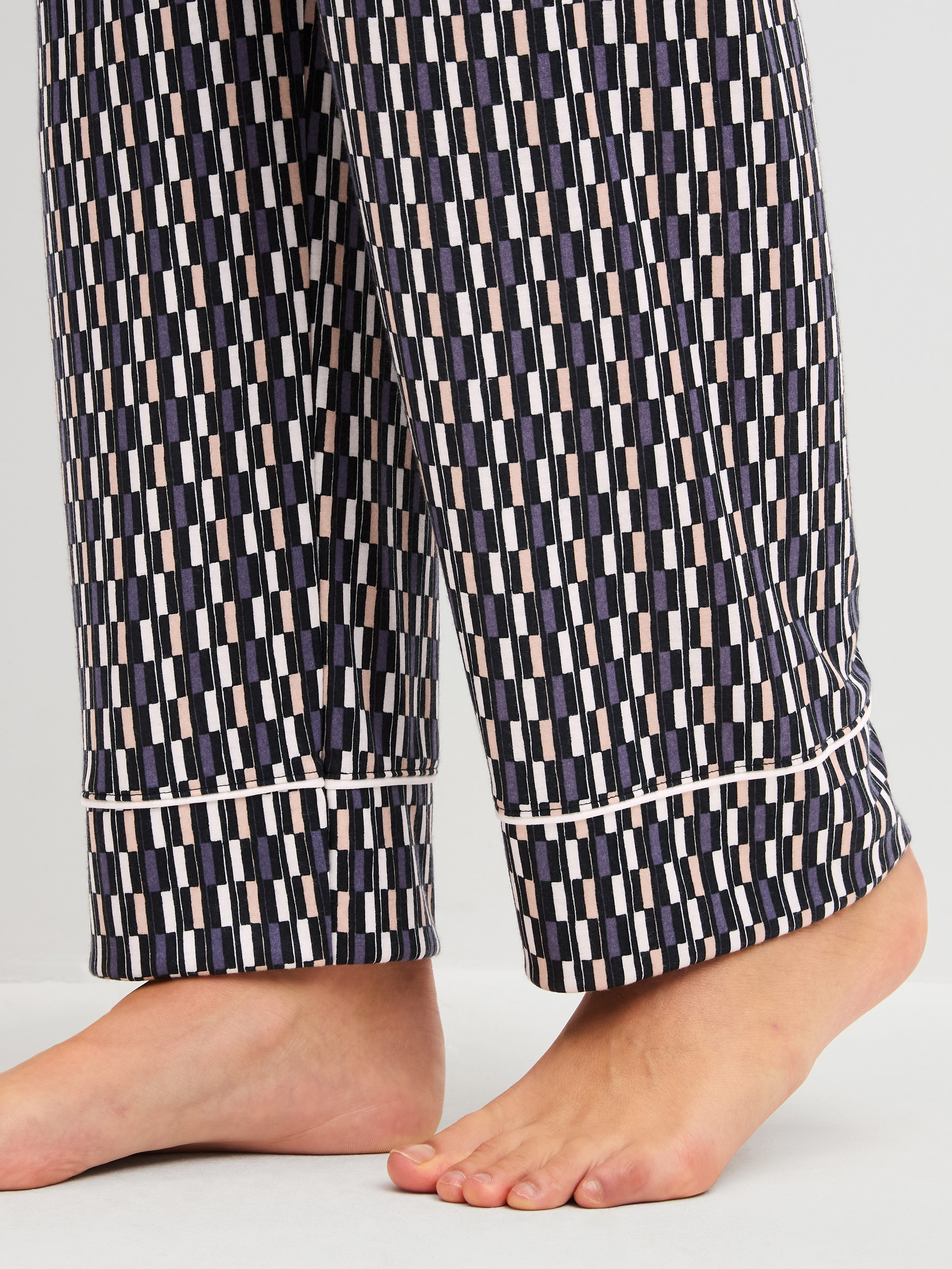 Damen-Model trägt Pyjama mit Knöpfen aus TENCEL™ Modal und Seide aus Modal in Beige, Gemustert aus Serie Moonlight Dreams von CALIDA, Detail