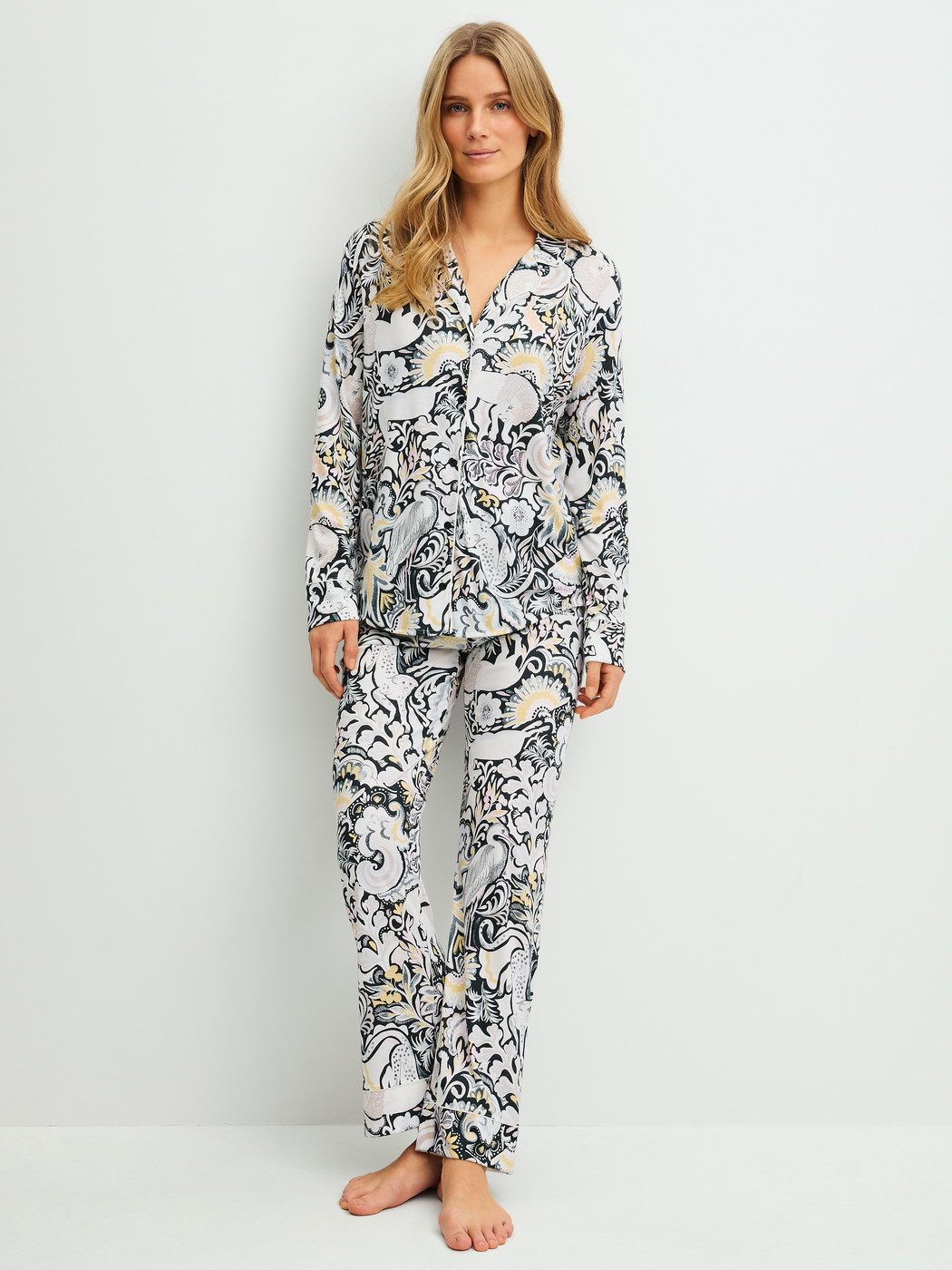 La modella / Il modello Donna indossa Pigiama con bottoni in modal TENCEL™ e seta in Modal di colore Beige, Modello, della serie Moonlight Dreams di CALIDA, Vista frontale