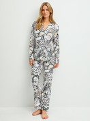 La modella / Il modello Donna indossa Pigiama con bottoni in modal TENCEL™ e seta in Modal di colore Beige, Modello, della serie Moonlight Dreams di CALIDA, Vista frontale