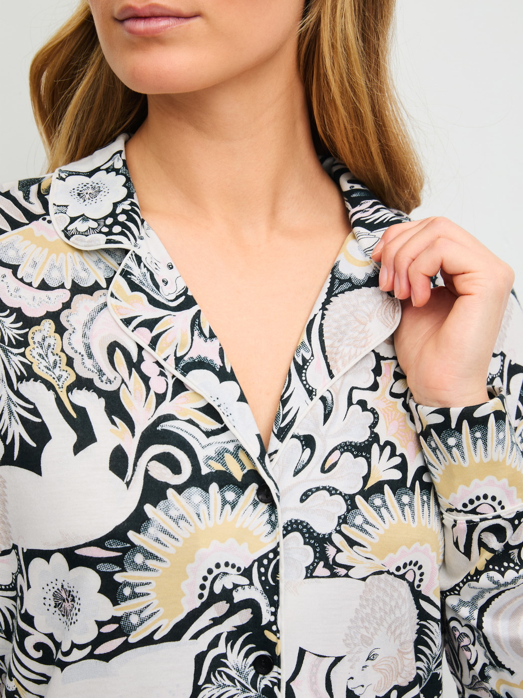La modella / Il modello Donna indossa Pigiama con bottoni in modal TENCEL™ e seta in Modal di colore Beige, Modello, della serie Moonlight Dreams di CALIDA, Dettaglio