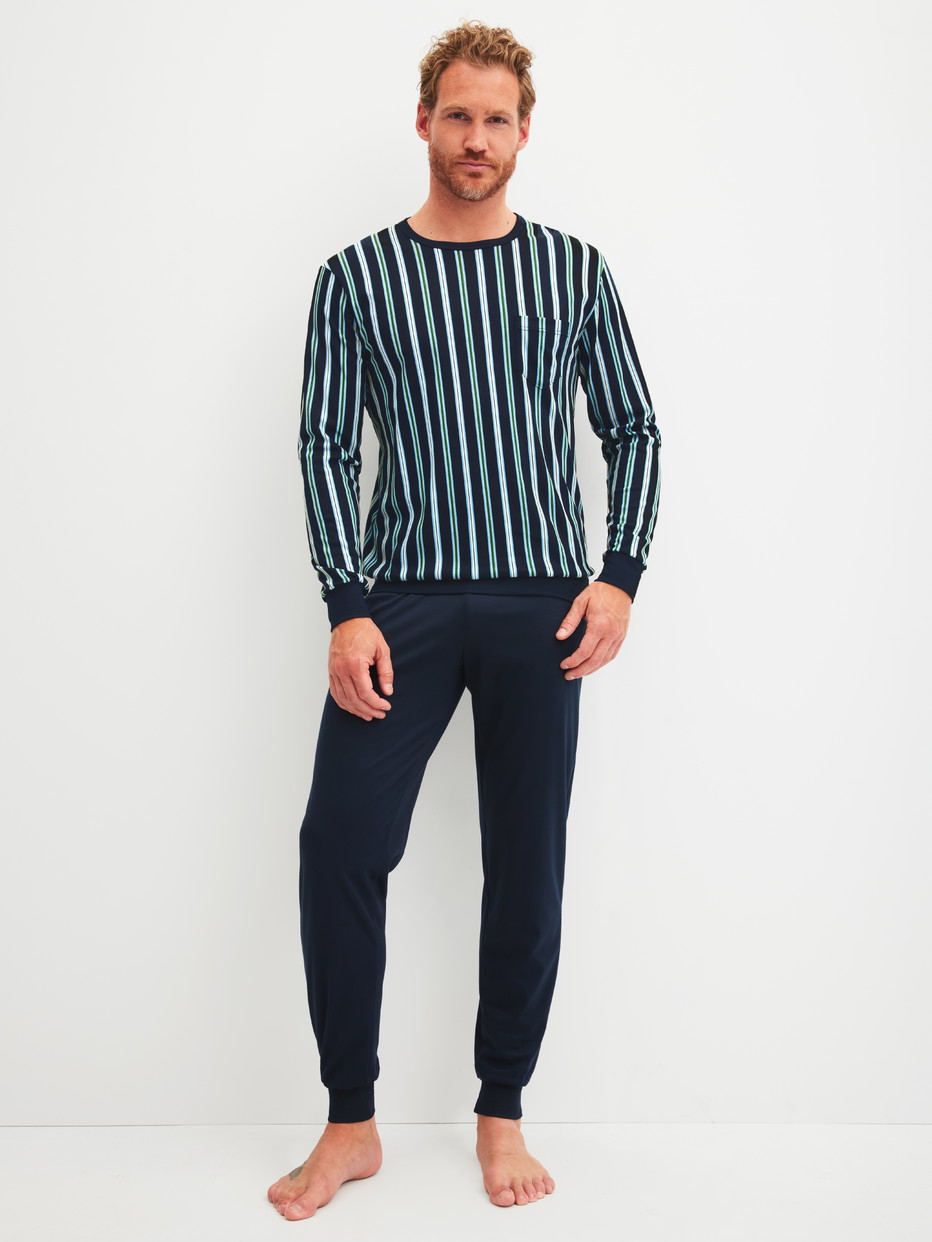 Herren-Model trägt Bündchen-Pyjama aus 100% Baumwolle in Blau, Gestreift aus Serie Relax Choice von CALIDA, Vorderansicht