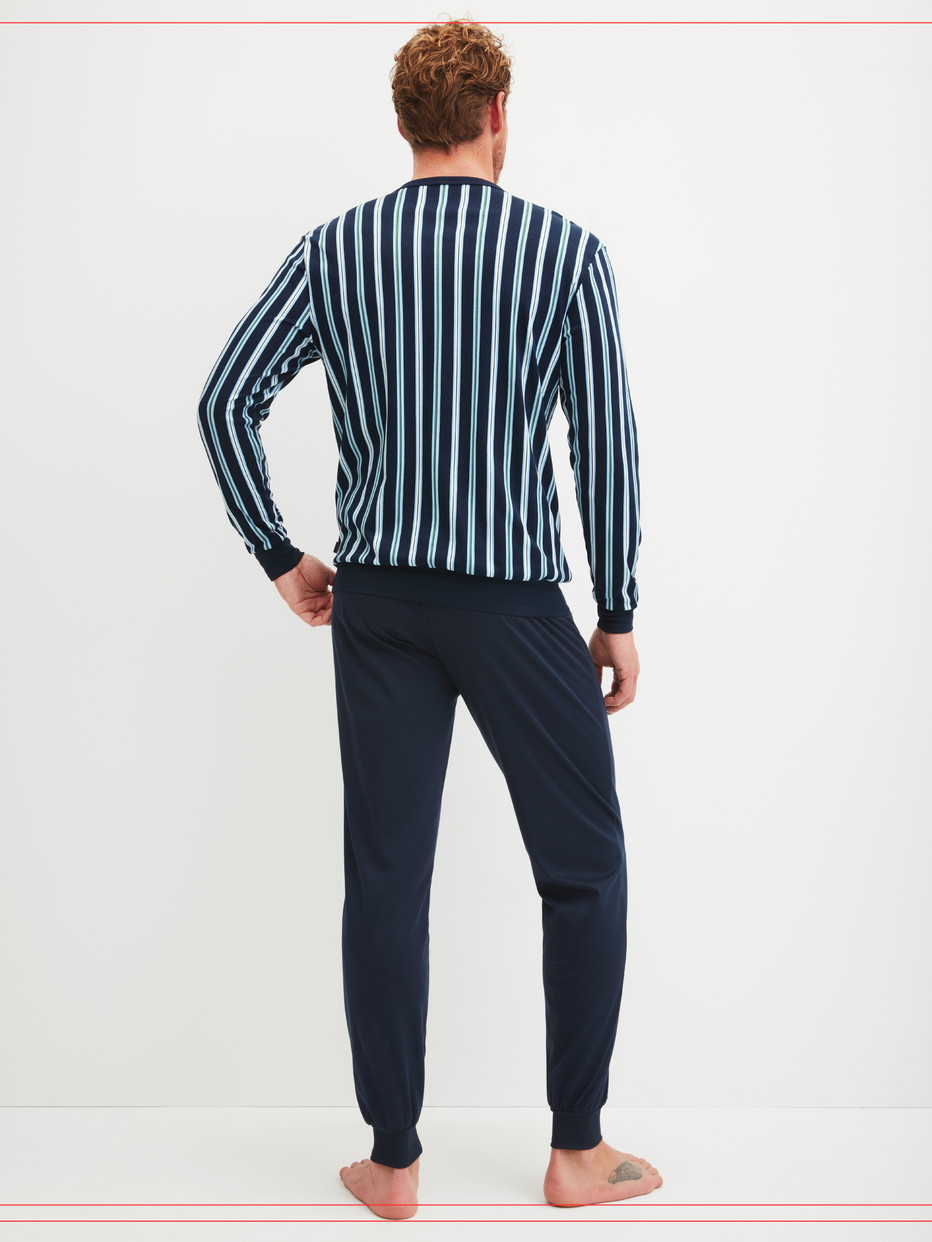 Herren-Model trägt Bündchen-Pyjama aus 100% Baumwolle in Blau, Gestreift aus Serie Relax Choice von CALIDA, Rückansicht
