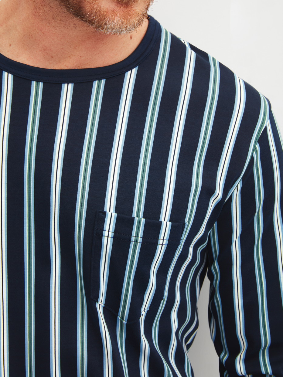 Herren-Model trägt Bündchen-Pyjama aus 100% Baumwolle in Blau, Gestreift aus Serie Relax Choice von CALIDA, Detail