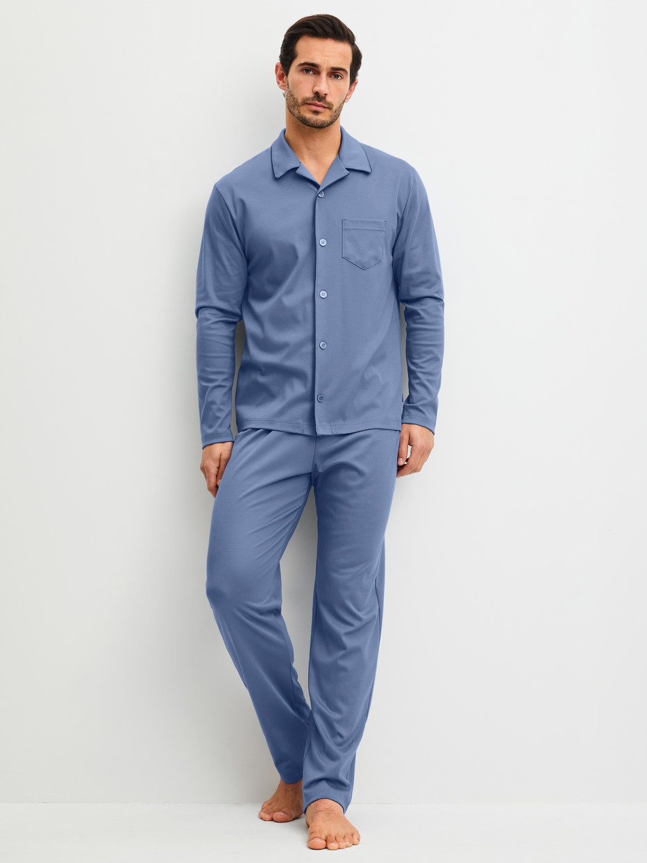Herren-Model trägt Pyjama mit Knöpfen aus 100% Baumwolle in Blau, Einfarbig aus Serie Relax Choice 1 von CALIDA, Vorderansicht