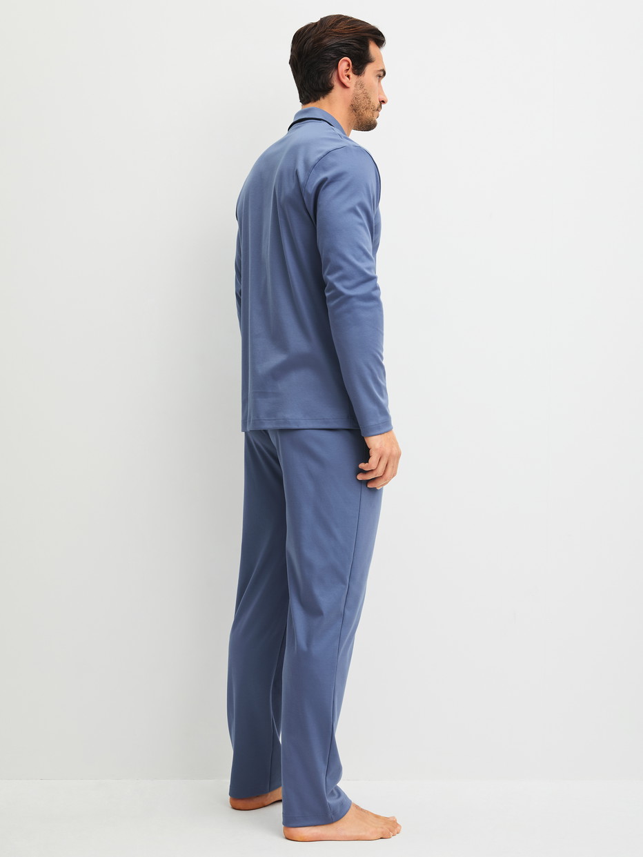 Herren-Model trägt Pyjama mit Knöpfen aus 100% Baumwolle in Blau, Einfarbig aus Serie Relax Choice 1 von CALIDA, Rückansicht