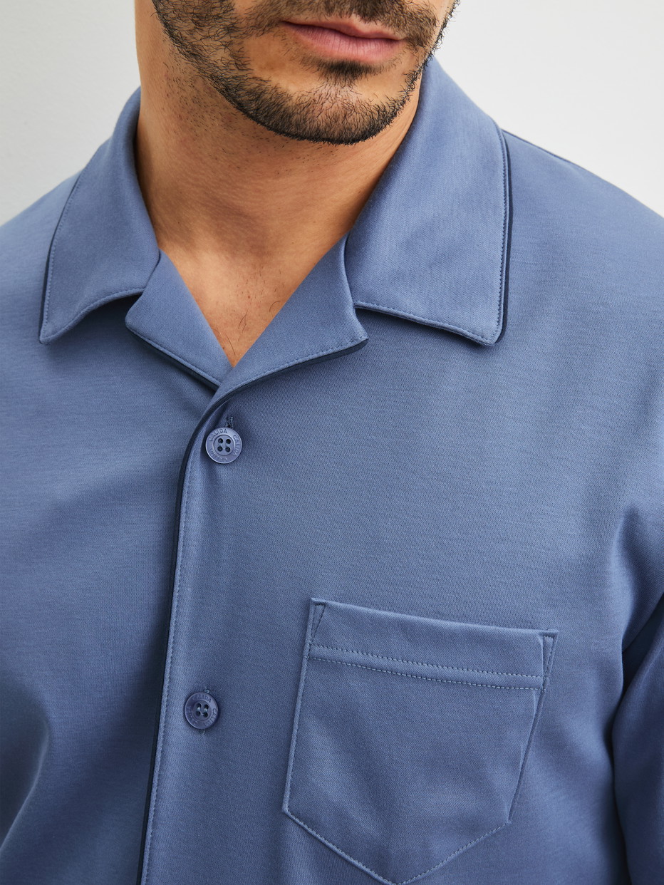 Herren-Model trägt Pyjama mit Knöpfen aus 100% Baumwolle in Blau, Einfarbig aus Serie Relax Choice 1 von CALIDA, Detail