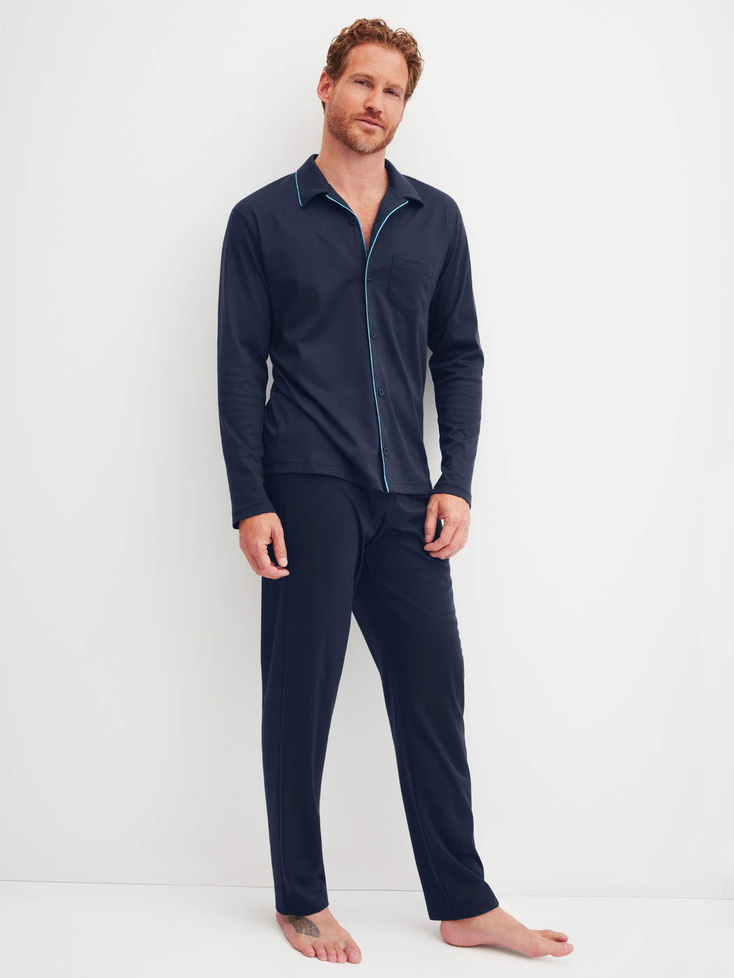 La modella / Il modello Uomo indossa Pigiama con bottoni in 100% cotone di colore Blu, Tinta unita, della serie Relax Choice di CALIDA, Vista frontale