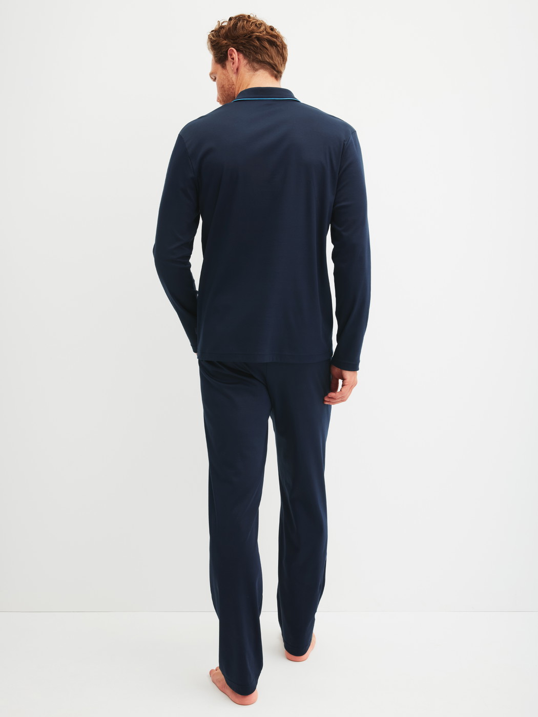 La modella / Il modello Uomo indossa Pigiama con bottoni in 100% cotone di colore Blu, Tinta unita, della serie Relax Choice di CALIDA, Vista posteriore