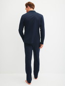La modella / Il modello Uomo indossa Pigiama con bottoni in 100% cotone di colore Blu, Tinta unita, della serie Relax Choice di CALIDA, Vista posteriore