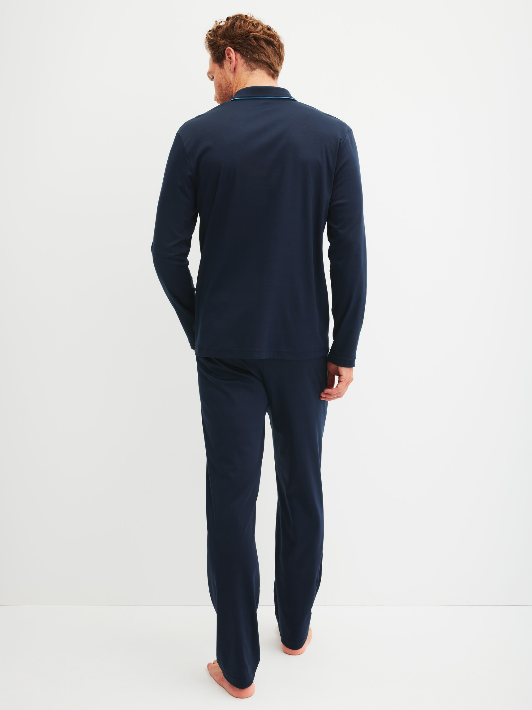 Herren-Model trägt Pyjama mit Knöpfen aus 100% Baumwolle in Blau, Einfarbig aus Serie Relax Choice von CALIDA, Rückansicht