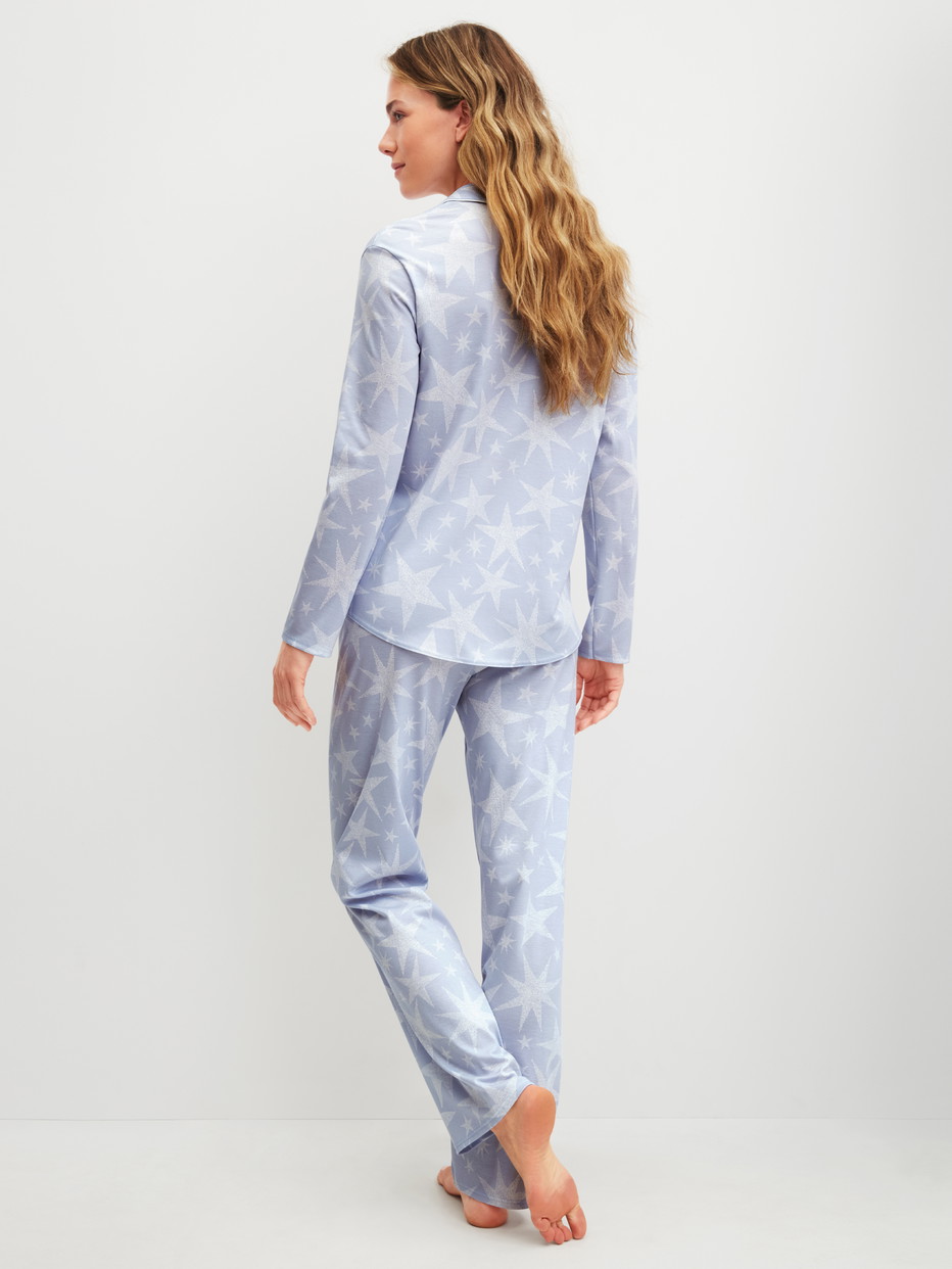 Damen-Model trägt Pyjama mit Knöpfen aus 100% Baumwolle in Blau, Gemustert aus Serie Cosy Nights von CALIDA, Rückansicht