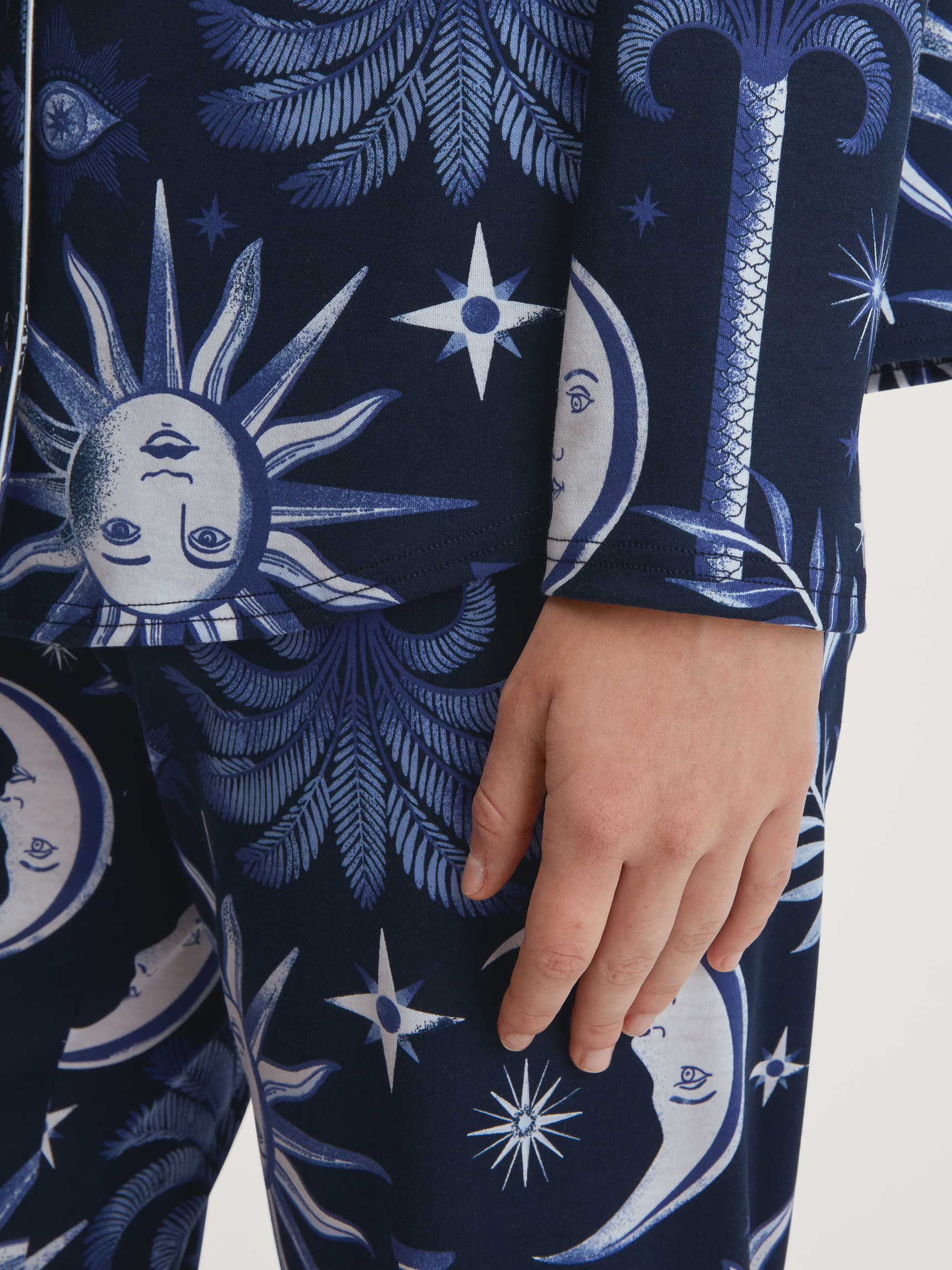 Damen-Model trägt Pyjama mit Knöpfen aus 100% Baumwolle in Blau, Gemustert aus Serie Winter Dreams von CALIDA, Detail