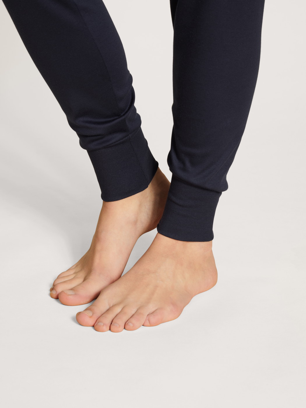 Damen - Bündchen-Pyjama aus 100% Baumwolle in Blau, Einfarbig aus Serie Soulmate von CALIDA, Detail