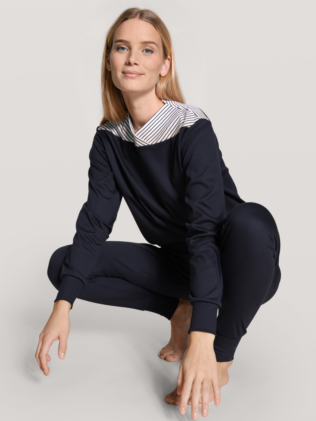 Damen-Model trägt Bündchen-Pyjama aus 100% Baumwolle in Blau, Einfarbig aus Serie Soulmate von CALIDA, Outfit