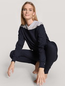 Damen-Model trägt Bündchen-Pyjama aus 100% Baumwolle in Blau, Einfarbig aus Serie Soulmate von CALIDA, Outfit