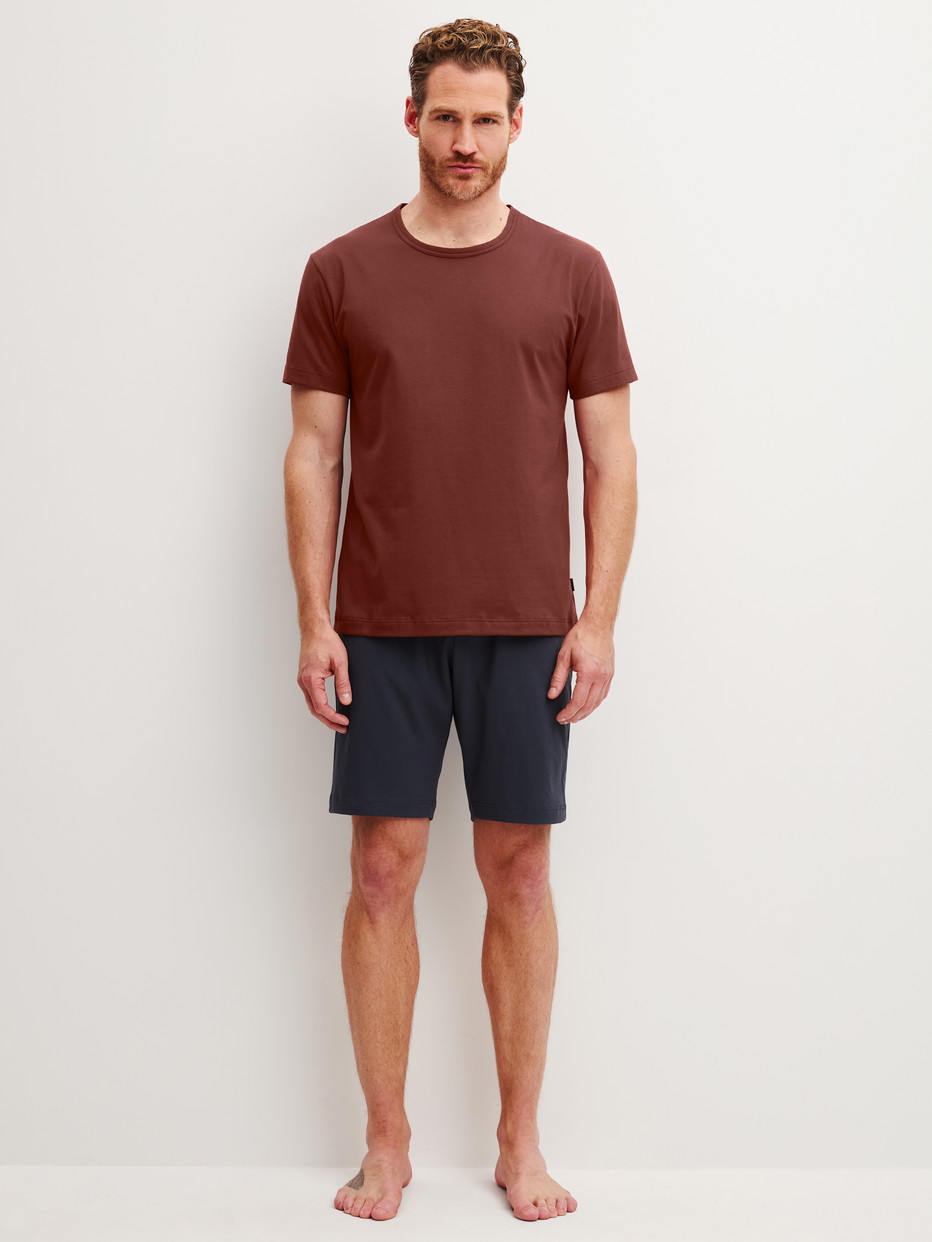 Herren-Model trägt Kurz-Pyjama aus 100% Baumwolle in Braun, Einfarbig aus Serie Relax Essentials von CALIDA, Vorderansicht