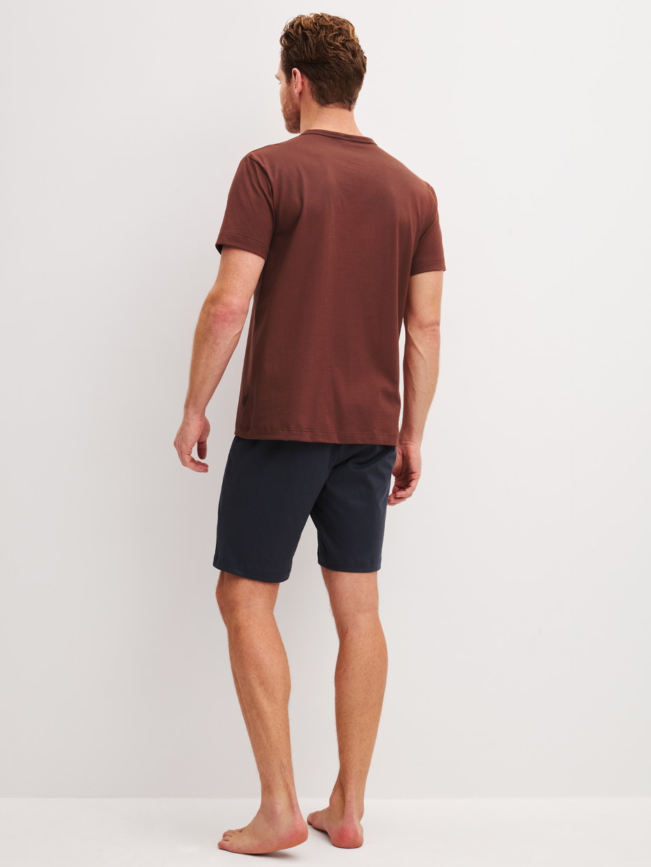 Herren-Model trägt Kurz-Pyjama aus 100% Baumwolle in Braun, Einfarbig aus Serie Relax Essentials von CALIDA, Rückansicht