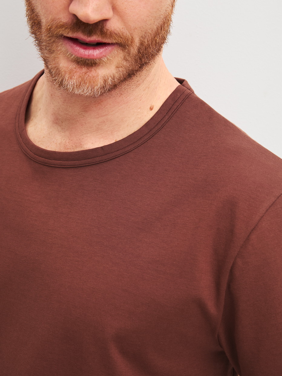 Herren-Model trägt Kurz-Pyjama aus 100% Baumwolle in Braun, Einfarbig aus Serie Relax Essentials von CALIDA, Detail
