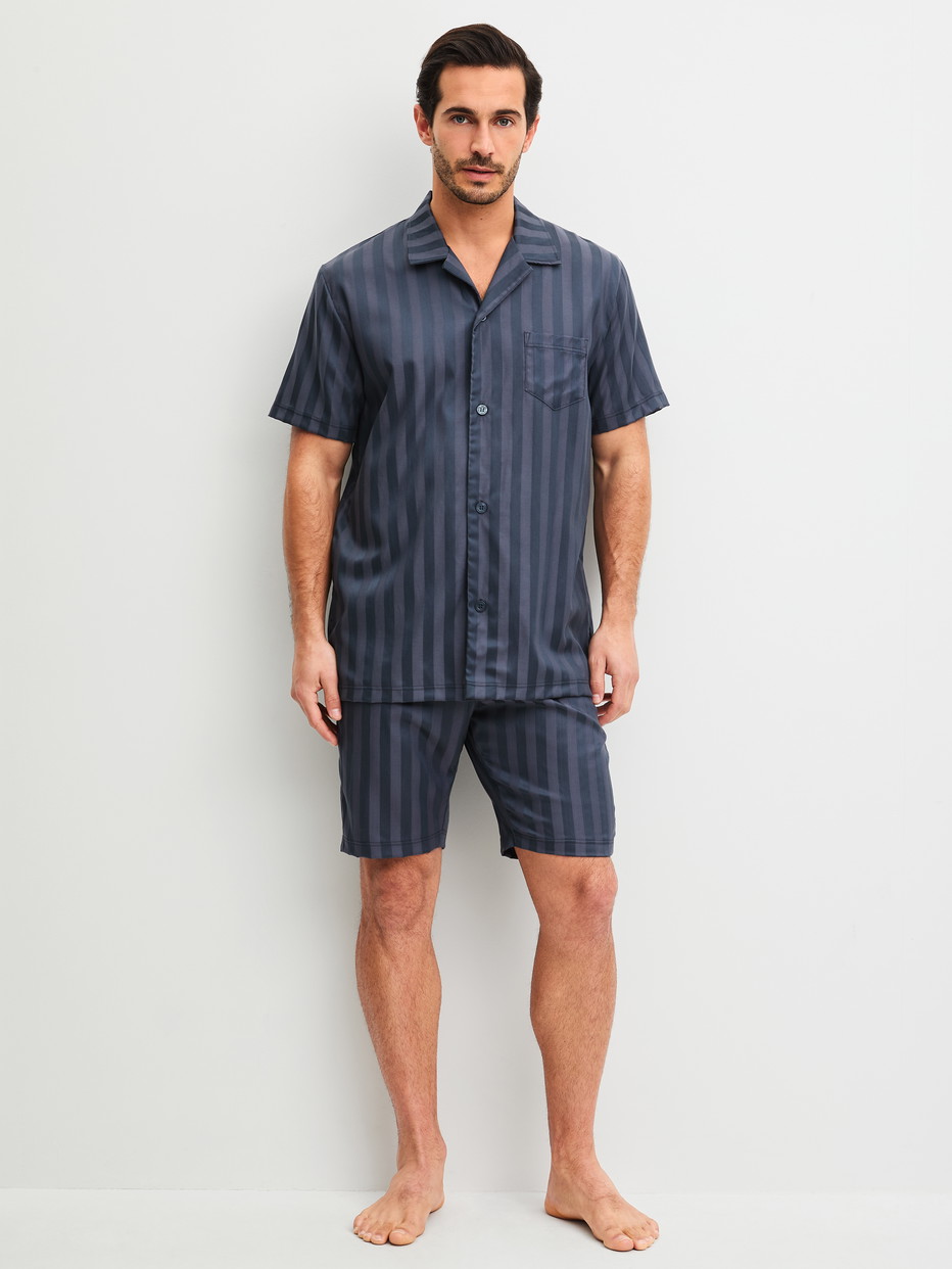 Herren-Model trägt Kurz-Pyjama mit Knöpfen aus Lyocell in Grau, Gestreift aus Serie Relax Lux von CALIDA, Vorderansicht