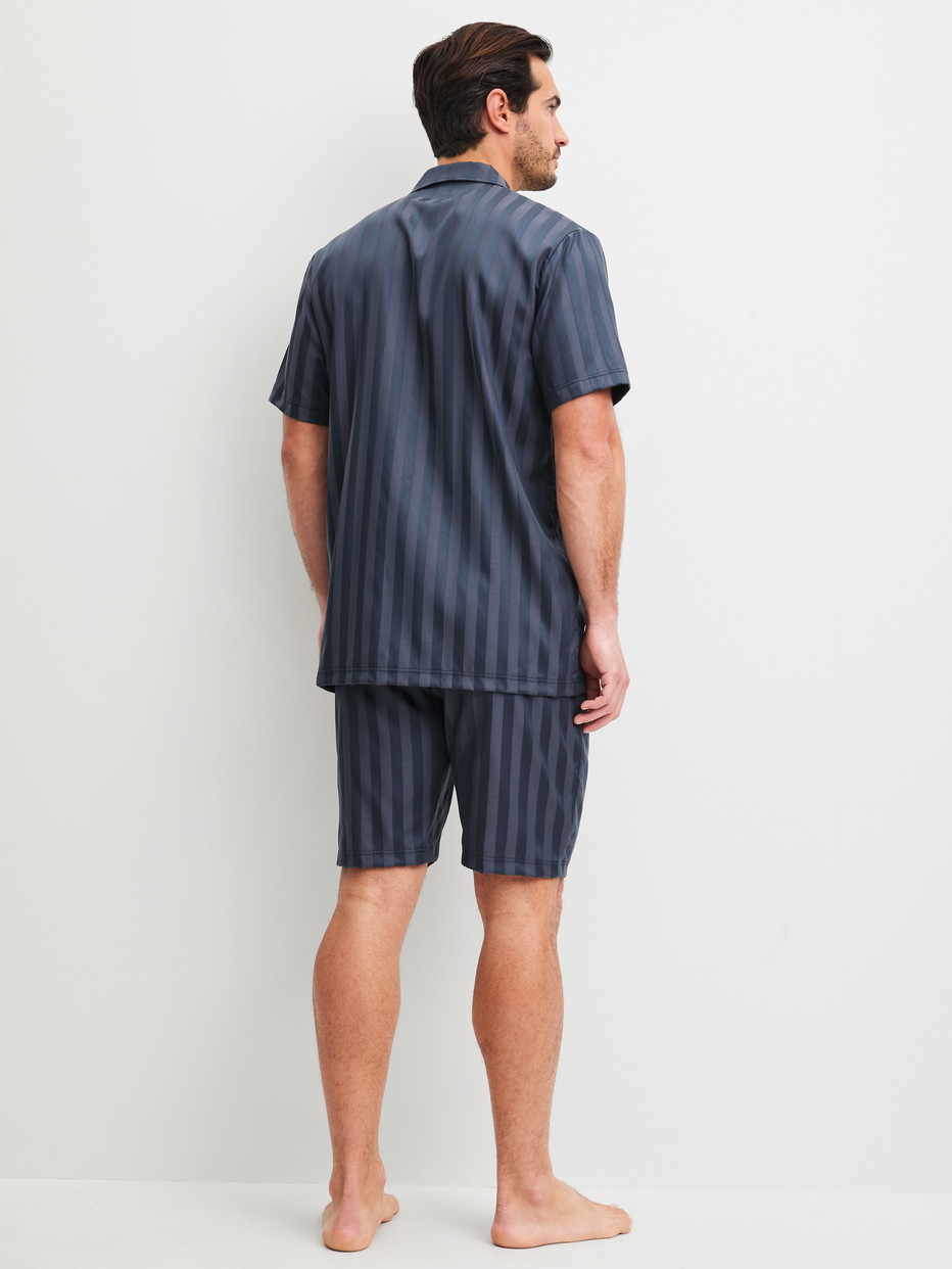 Herren-Model trägt Kurz-Pyjama mit Knöpfen aus Lyocell in Grau, Gestreift aus Serie Relax Lux von CALIDA, Rückansicht