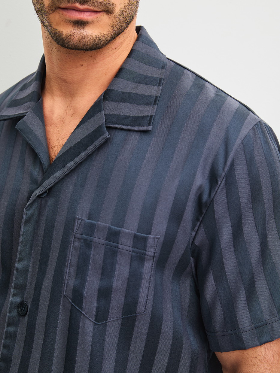 Herren-Model trägt Kurz-Pyjama mit Knöpfen aus Lyocell in Grau, Gestreift aus Serie Relax Lux von CALIDA, Detail