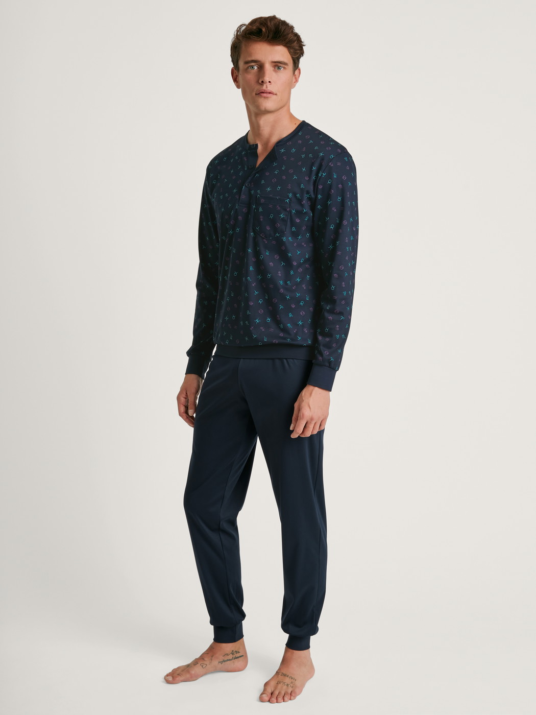 La modella / Il modello Uomo indossa Pigiama con polsini in 100% cotone di colore Blu, Motivo, della serie Relax Selected 6 di CALIDA, Vista frontale