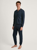 La modella / Il modello Uomo indossa Pigiama con polsini in 100% cotone di colore Blu, Motivo, della serie Relax Selected 6 di CALIDA, Vista frontale