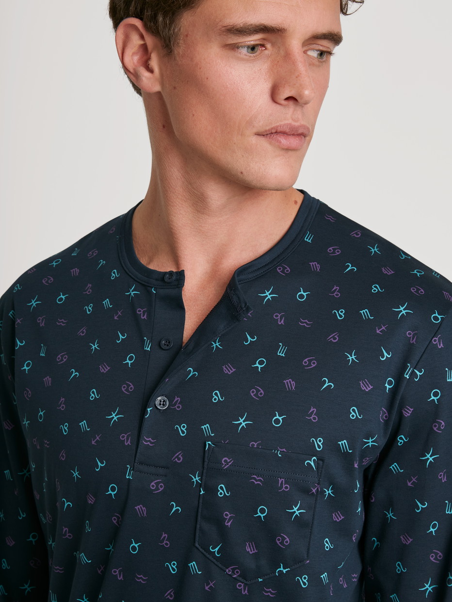 Herren-Model trägt Bündchen-Pyjama aus 100% Baumwolle in Blau, Motiv aus Serie Relax Selected 6 von CALIDA, Detail